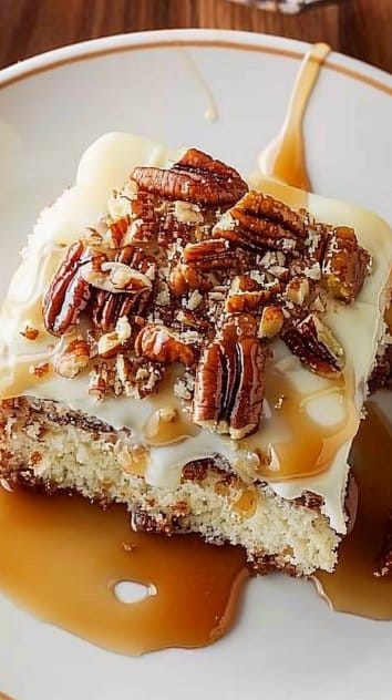 Butter Pecan Praline Poke Cake: A Southern-Style Indulgence