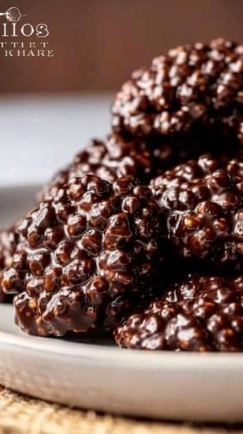 3-Ingredient Dark Chocolate Quinoa Crisps